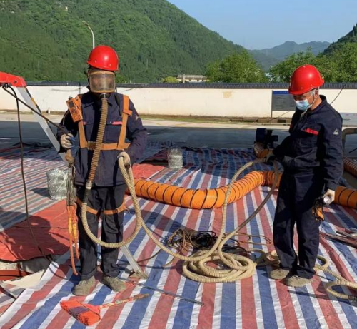 油罐清洗作(zuò)业顺利进行，保障能(néng)源供应安(ān)全